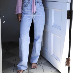 Zara Jeans - Säljer dessa populära jeans från Zara då jag glömde returnera dem i tid. Helt nya och i storlek 40. Frakt tillkommer på 50kr💓