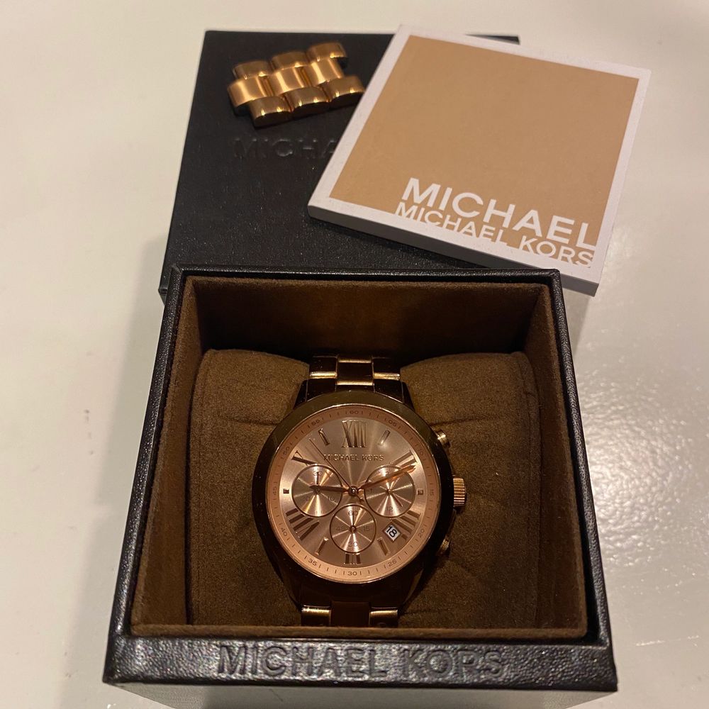 Michael Kors klocka i modell MK5799. Fint skick, men en ytterst liten flisa av på sidan av glaset. Helt nytt batteri! Justerad länk, men avtagen bit ingår vilket gör det möjligt att justera den till önskad längd. Frakt tillkommer. . Accessoarer.