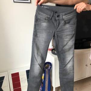 Tighta jeans från G-Star Raw i en snygg grå färg. Modellen Midge Mid Skinny. Storlek W25 L30