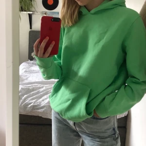 grön hoodie M - grön hoodie köpt från carlings