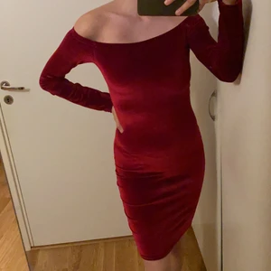 Velvet klänning - Säljer min fina sköna mörkröda velvetklänning. Den är verkligen skön att ha på sig och även materialet! Använd endast 1 gång. 💓