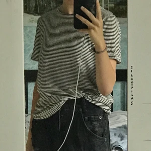 randig t-tröja - superfin randig t-tröja köpt på vero moda förra året🌟 storlek xs men är ett lite mer elastiskt material så passar som större storlek med🥰 90kr INKLUSIVE FRAKT!! 🚚 