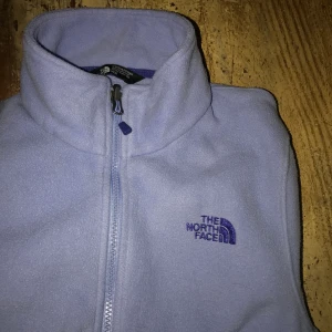 The north face fleecetröja - Ljuslila fleecetröja från the north face, köpt på north workshop, den är i väldigt fint skick och är aldrig använd