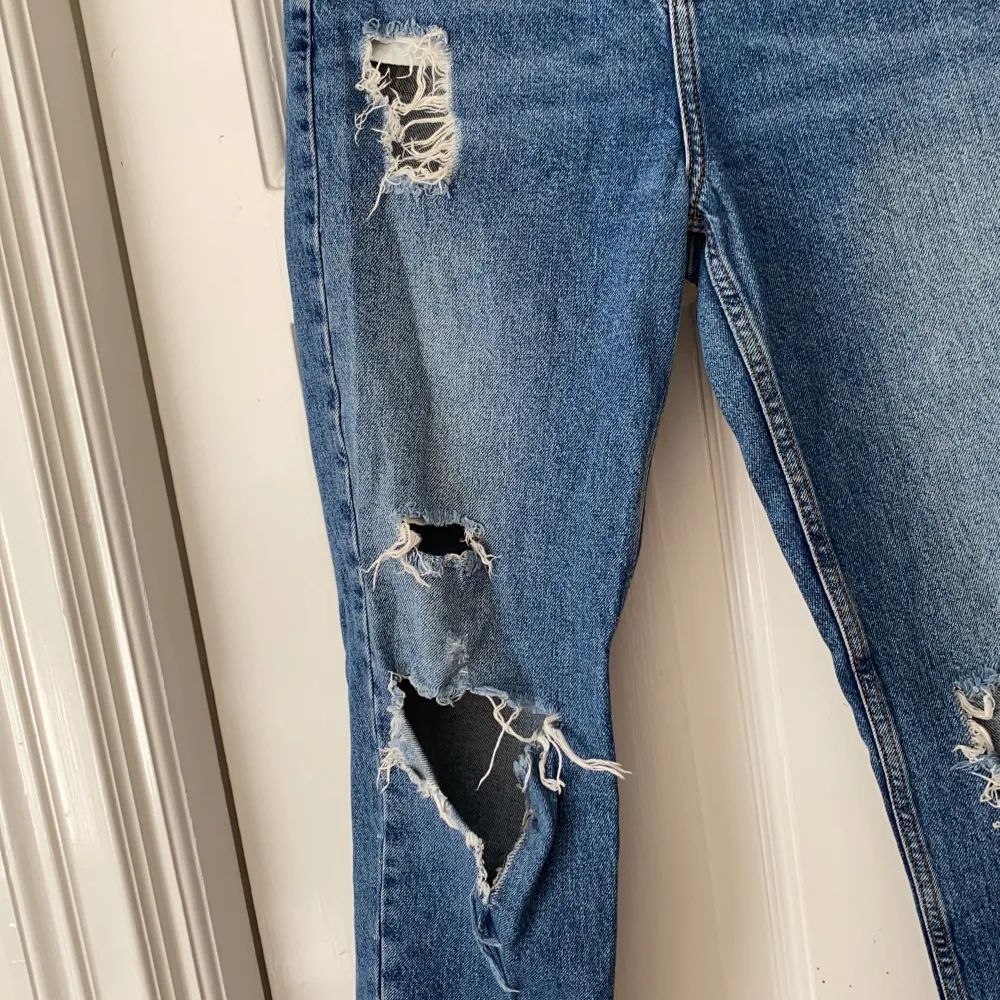Spruckna jeans med hål från Urban Outfitters. Jeans & Byxor.