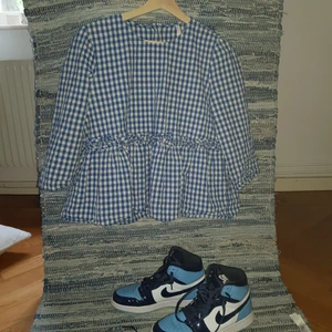 Blus - *OBS ej skorna* Denna fantastiska blus kommer från Zara och behöver ett nytt hem 💎 En blå/vit rutig blus med små diskreta knappar längst ryggen. Passar perfekt till dig som är ute efter en mer färgglad och gullig stil till ditt instagramflöde! 💎💎 