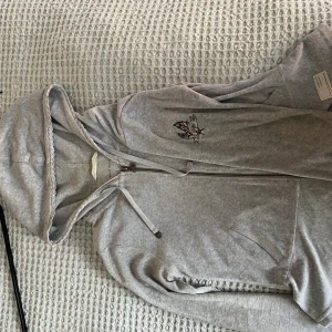 Oddmolly velour  - Mysig och söt oddmolly-tröja, med fina detaljer. Bra skick! Köparen står för frakten. Priset kan diskuteras!! Köpt för ca1000kr