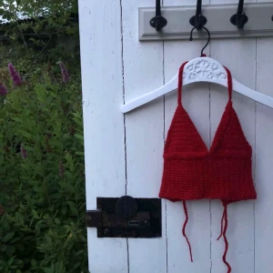 Handvirkad cherry topp🍒 - Med snördetalj bakom för att garantera en bra passform! Finns i storlekar XS-XL och i olika färger om man vill beställa det! ❤️ priset sitter på 200 pga att det tar några timmar att virka den! 