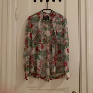 Giambattista Valli x HM floral shirt - Bought this shirt for my dad but it was too small! Designed to be unisex. Limited edition and sold out. Retail 1200kr. Free delivery within Stockholm. Payment by Swish.