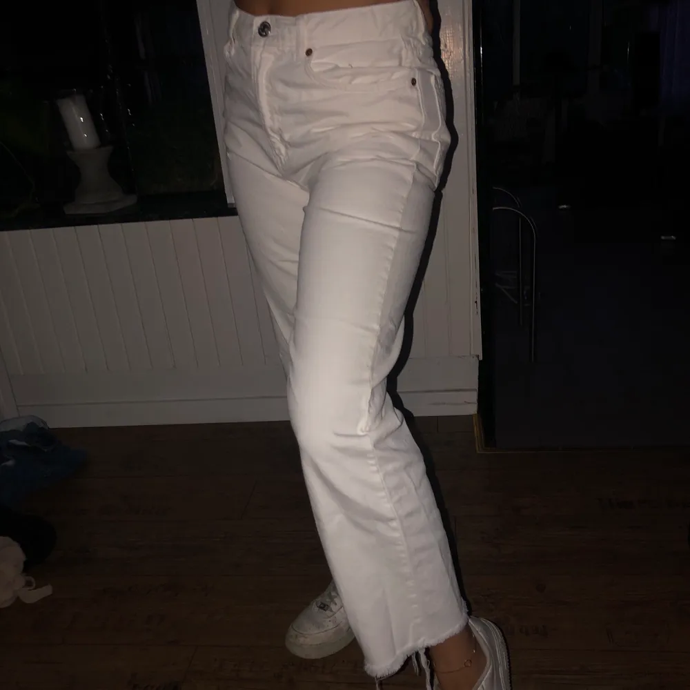 Såå fina vita jeans från Zara!! De passar tyvärr inte mig längre så fick ta bild på min kompis, men de blev lite förstora för henne som ni ser. Nypris: 499kr💖. Jeans & Byxor.