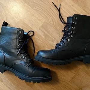 Kängor  - Kängor från H&M, ofodrade. Använda en gång utomhus så är i fint skick. Storlek 36.  100kr + frakt om dom ska skickas. 