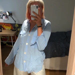 Babyblå skjorta - Babyblå skjorta från zara men vita knappar och sömmar, storlek s, stryks innan den säljs 💞