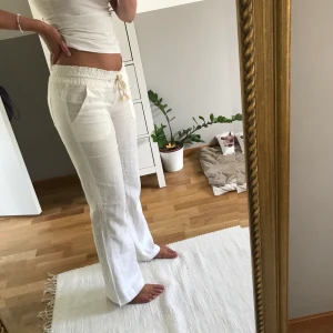 Populära linnebyxor - Tänkte kolla om det finns något intresse för dessa helt slutsålda linnebyxor från zalando i S. Köpte i M och s men behöll m. Annars skickar jag tillbaka dom😊 köpta för 550kr så säljer inte för under det priset. Jag är 170cm