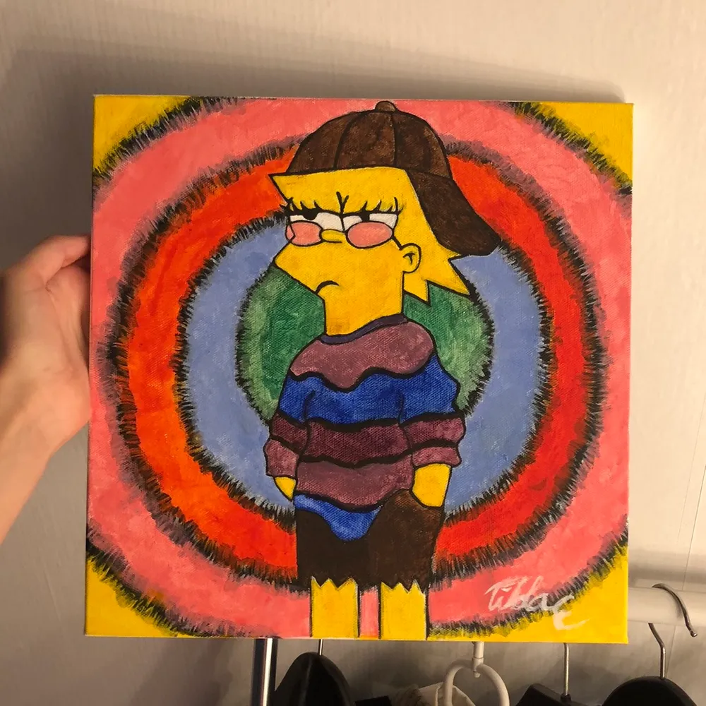Säljer denna tavla med Simpsons-Lisa på, och en flummig härlig bakgrund. Hela tavlan är ett mood om jag får säga det själv, och hade jättekul när jag målade den <3 tavlan är fyrkantig i måtten 30x30 cm. Accessoarer.