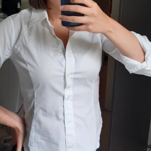 Tiger of Sweden skjorta i strl 38 - Jätte skön skjorta från Tiger of Sweden i strl 38 använd endast ett fåtal gånger därför tänkte jag att den skulle få ett nytt hem nypris ca 1100 mitt pris 500 kr (kan mötas upp i Stockholm/ köparen står för frakten)