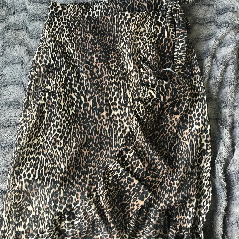 Superfin leopardfärgad långkjol i bra skick. Storlek S. Kjolen är i ett tunnare tyg samt har en svart underkjol. . Kjolar.