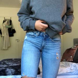 Ett par jättefina jeans från HM💞 Har använts en del men använder ej längre då de blivit försmå för min smak💞 Finns ett extremt litet hål som ni kan se på andra bilden, men det är igensytt!🥰  100kr+frakt