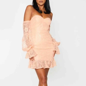  - Såå fin peach/rosa spetsklänning!! Säljer pga att jag beställde hem två olika storlekar! Fler bilder finns 💕 