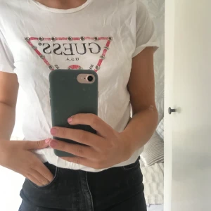 Guess t-shirt - Ball t-shirt från guess med tryck. Storlek S. Lite skrynklig på bild men det är bara att stryka. Säljer för 200 kr. 