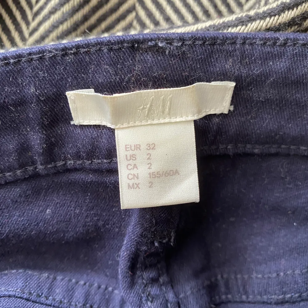 Shorts i marinblå från hm. Aldrig använda och passar mig inte längre, därför säljs dem. 45:- inkl frakt!. Shorts.