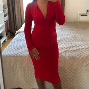 En snygg röd klänning från boohoo som tyvärr aldrig kommit till användning❣️  Prislappen sitter kvar, storlek 10 vilket motsvarar S/M🥰