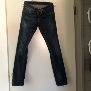 Nudie Jeans - Ett par låga nudie jeans i mycket fint skick. Säljer de då de ej passar mig längre. 