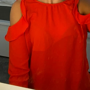 Röd belus ❤️ - En jättefin röd Belus från hm. Knappt använd och fint skick. Säljer för 50kr + 50kr frakt