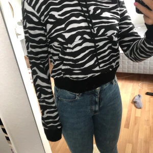 Hoodie - En zebra mönstrad hoodie från NA-KD i storlek S. Nästan aldrig använd 💗