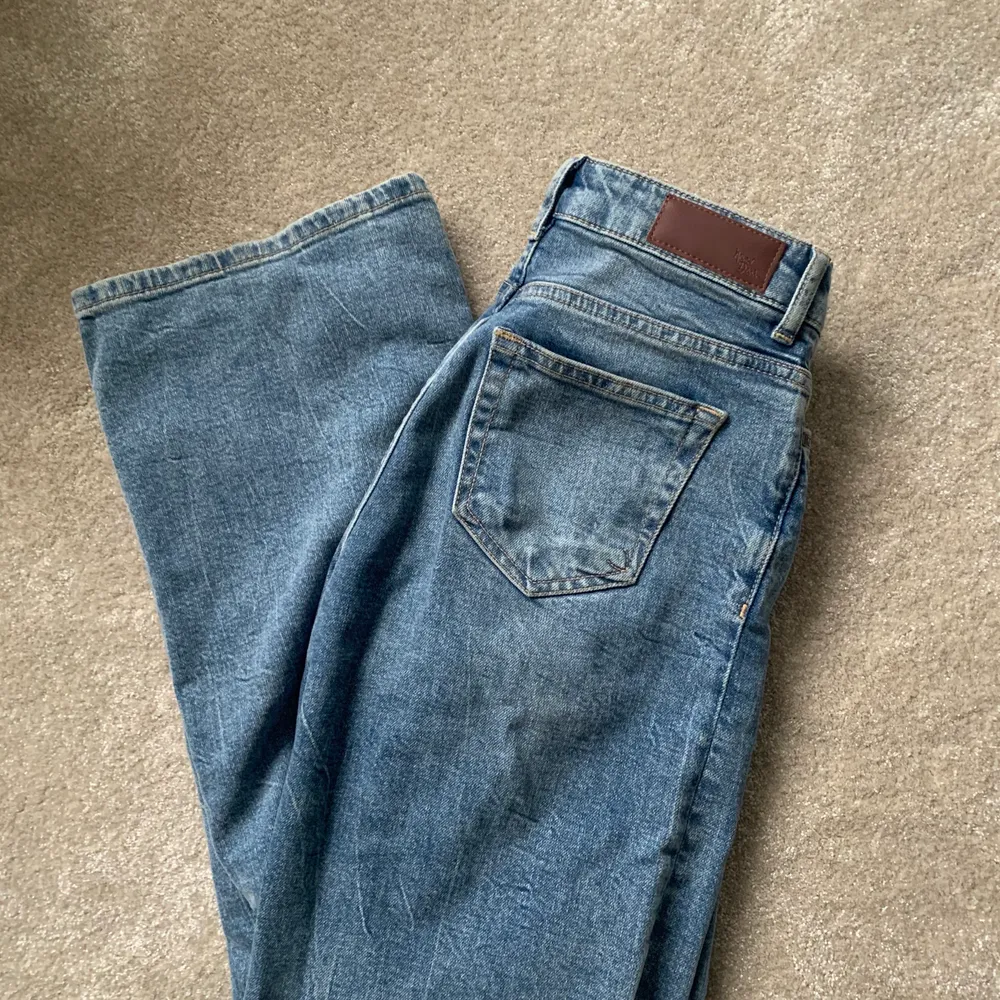 Snygga vida jeans från bikbok. Otroligt sköna och i fint skick. Jeans & Byxor.