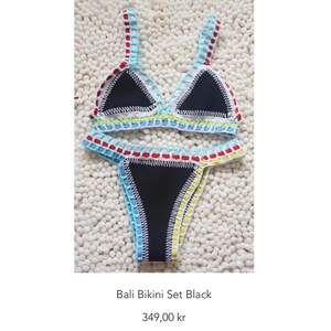 Säljer denna sjukt trendiga och snygga virkade bikini i svart från Byanastasia i storlek M ( mer som en s). Lite för liten för mig därav endast testad och trosskyddet kvar. Bikinin är vändbar, kan därför användas som både svart och blå. (Inte mina bilder)