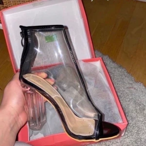 Transparanta klackar - Oanvända säljer pågrund av för små. 