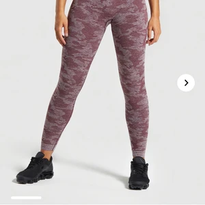Camo seamless gymshark - Helt nya i plast förpackning med lappar kvar , aldrig använda , i färgen Winter berry som e helt slutsåld på hemsidan och heller inte kommer komma tillbaka