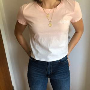Assskön rosa och vit t-shirt i kortare modell från Hollister. 30kr+frakt