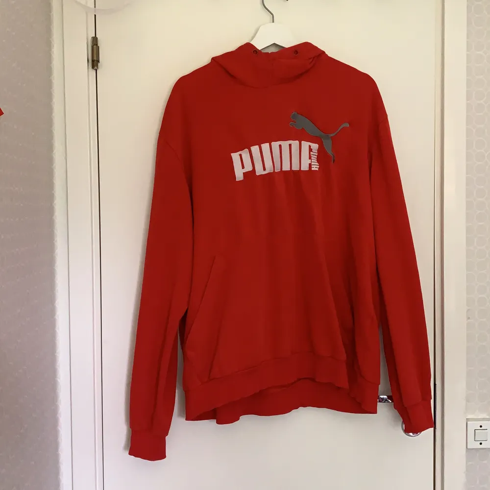 Snygg puma hoodie som är jätte mysig men kommer inte till användning längre. Fint skick. Frakt inräknad i priset. . Hoodies.