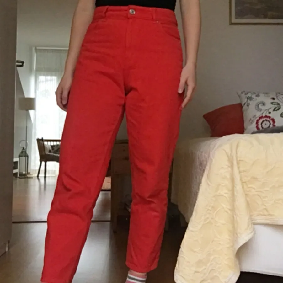 Röda jeans med den perfekta mom jeans-passformen från Monki, i princip oanvända. Skriv för fler bilder!. Jeans & Byxor.