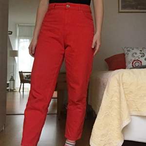 Röda jeans med den perfekta mom jeans-passformen från Monki, i princip oanvända. Skriv för fler bilder!