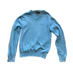 Ljusblå sweater från EastWest för män men passar även för dam om man vill ha oversized!