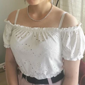 Vit off-shoulder tröja från Gina Tricot - Storlek: S , Använd en gång