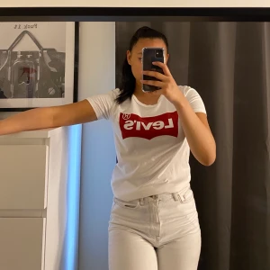 Levis t-shirt - Snygg vit t-shirt från Levis. I storlek XS men passar även i S. 🤍❤️