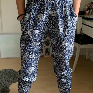 Sköna baggy byxor - Säljer här ett par jättesköna pösiga byxor som går att använda både som sköna mysbyxor hemma eller även till en varm sommardag på utflykt. Passar helt enkelt till alla lägen. Frakt tillkommer