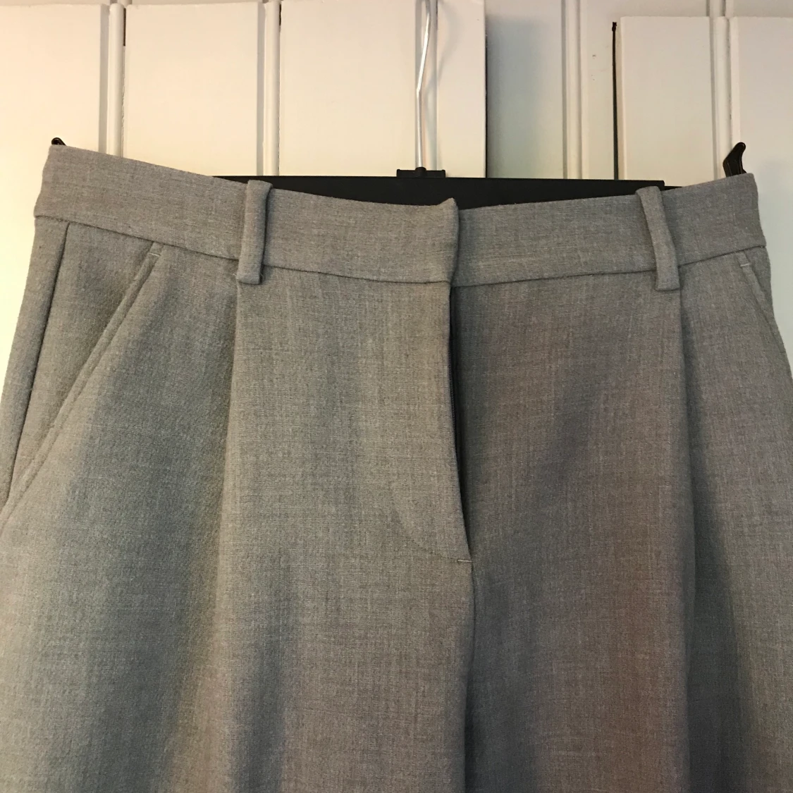 Gråa byxor från Monki  - 90