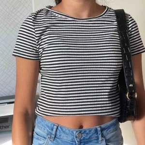  - Säljer denna fina t-shirt , Funkar till storlek medium då den är stretchig. Använd endast några fåtal gånger, köparen betalar frakt 💕💕💕