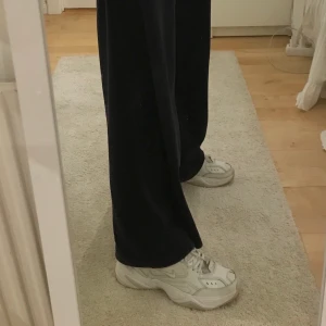 Nike M2K Tekno skor - Säljer mina super sköna Nike M2K tekno skor som inte används längre. Jag har använt de ganska mycket men trots det, finns det inga större slitningar på skorna förutom ett super litet hål på insidan vid hälen. Frakt tillkommer❤️