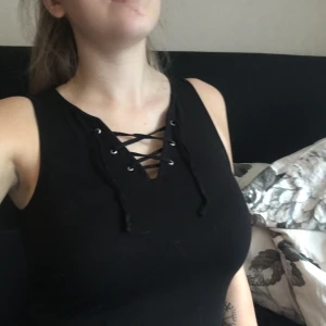 Svart tröja - Knappt använd. Köparen står för frakt