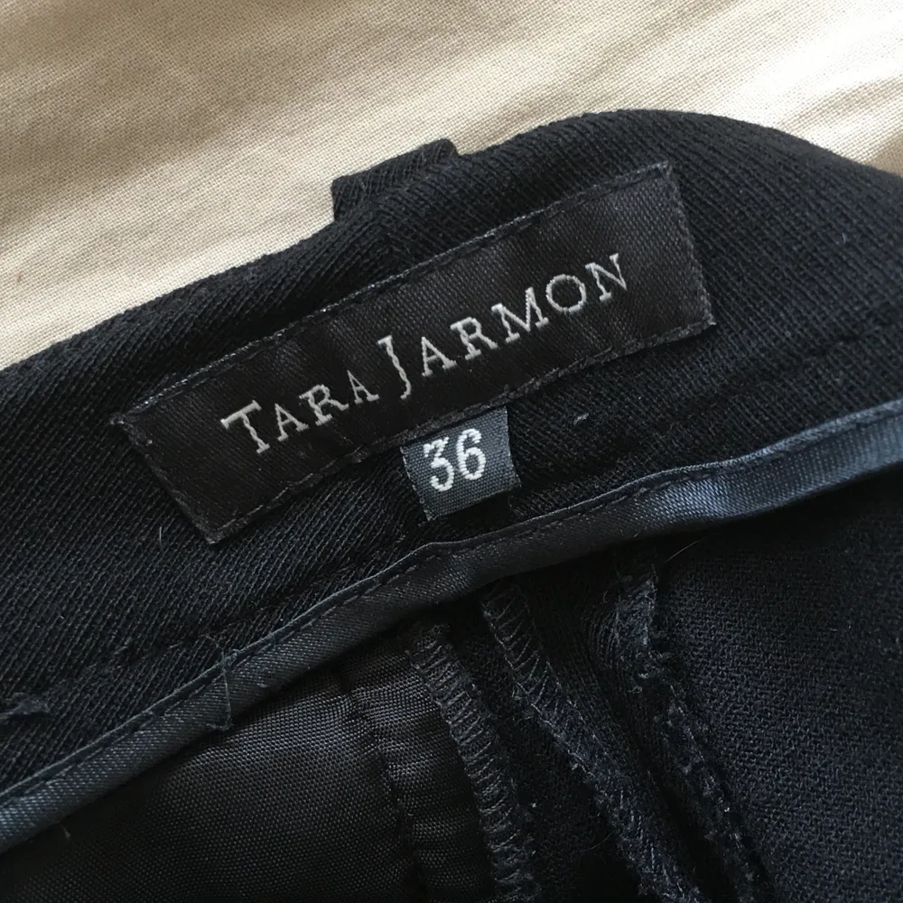 Kostymbyxor i 95% ull och 5% lycra från Tara Jarmon. Mina allra bästa byxor som blivit för små 😭 En knapp saknas med kan enkelt sys på av den som har tid, annars fint skick! 250 kr inkl frakt.. Jeans & Byxor.