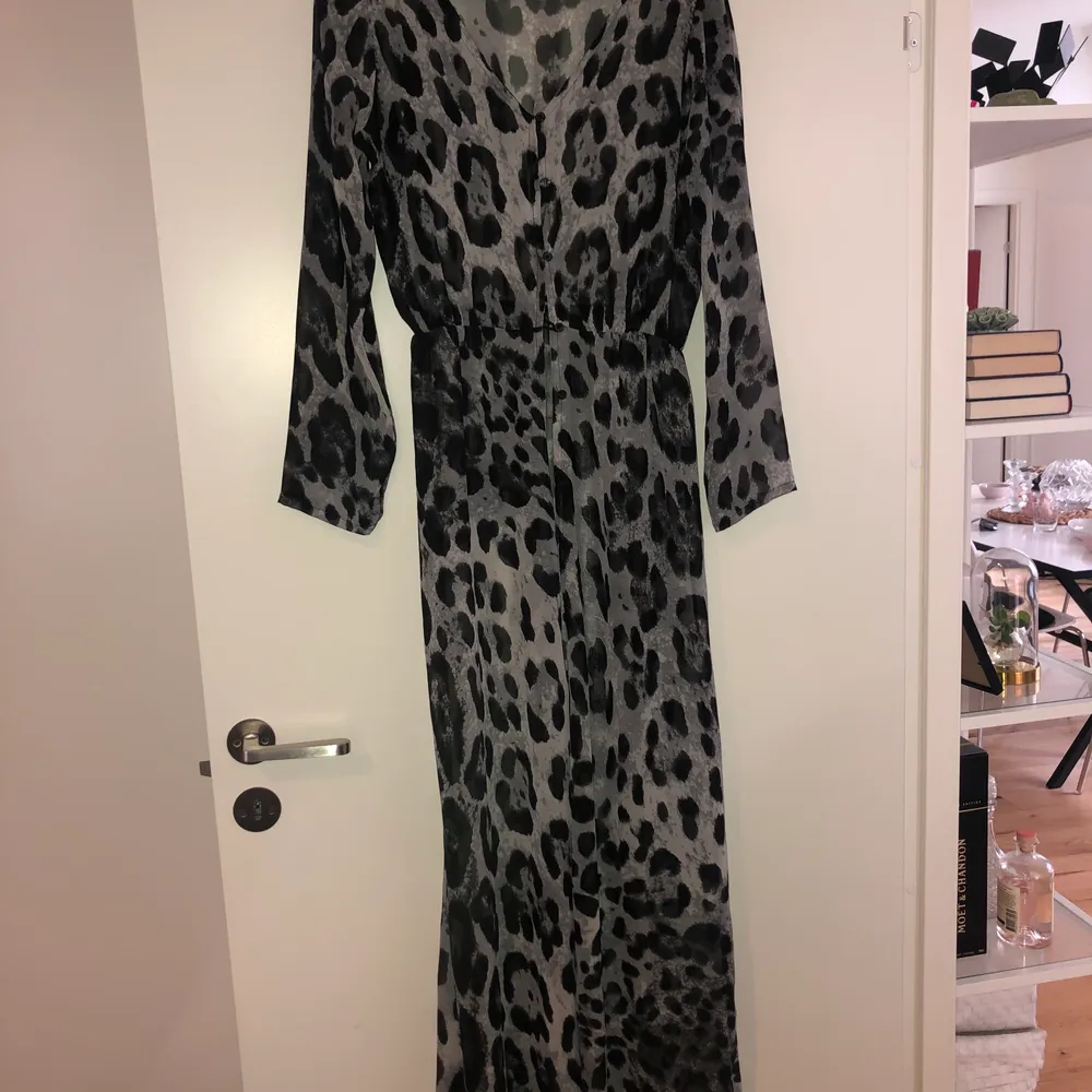 Svart/grå leopard klänning med knappar. Stl 36 S . Klänningar.