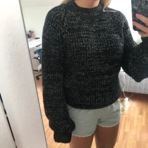 Tröja - En stickad tröja ifrån Rut & cricle i storlek XS men skulle säga den passar en S. Tröjan  sticks lite när man har på den.💗