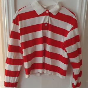 Croppad röd-vit-randig skjorta - Croppad röd-vit-randig skjorta från Monki ⭐ Vit krage och smalnar av i ärmarna. Tjockare material. Använd ett fåtal gånger så i väldigt bra skick ⭐ Säljs då den inte kommer till användning. Kontakta vid frågor/intresse 💜 frakt inräknad