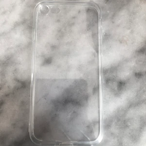 Mobilskal  - Säljer detta genomskinliga skal för 10 kronor. Passar iPhone 6, 7 och 8💜💜 kunden står för frakten 