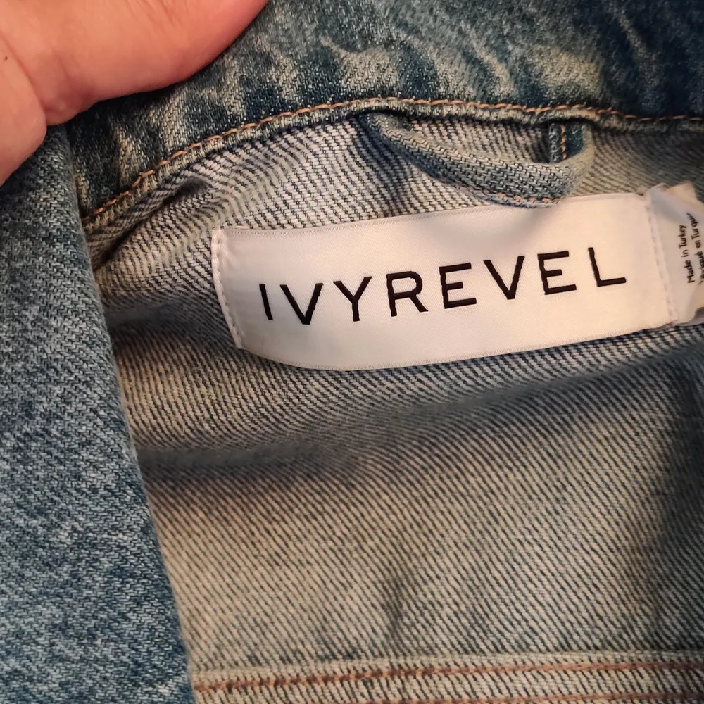 Jättefin jeans jacka ifrån Ivy Revel I super bra kvalité och skick! Har använt bara någon enstaka gång! Den har små shoulder pads, men dessa kan lätt tas bort om så önskas! Köpt för 500. Kan fraktas, köpare står isf för frakt🤗. Jackor.