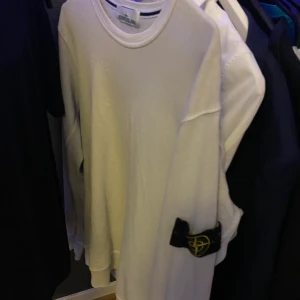Stone island crewneck - Säljer en stone crewneck i storlek XL för 600kr, sitter mindre som en M-L, fläckig på vissa ställen
